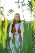 Load image into Gallery viewer, Goulu statement organge jute and conch necklace