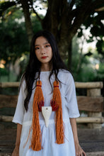 Load image into Gallery viewer, Goulu statement organge jute and conch necklace