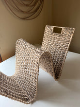 Load image into Gallery viewer, Book/magazine holder in wave form made of banana fibre
