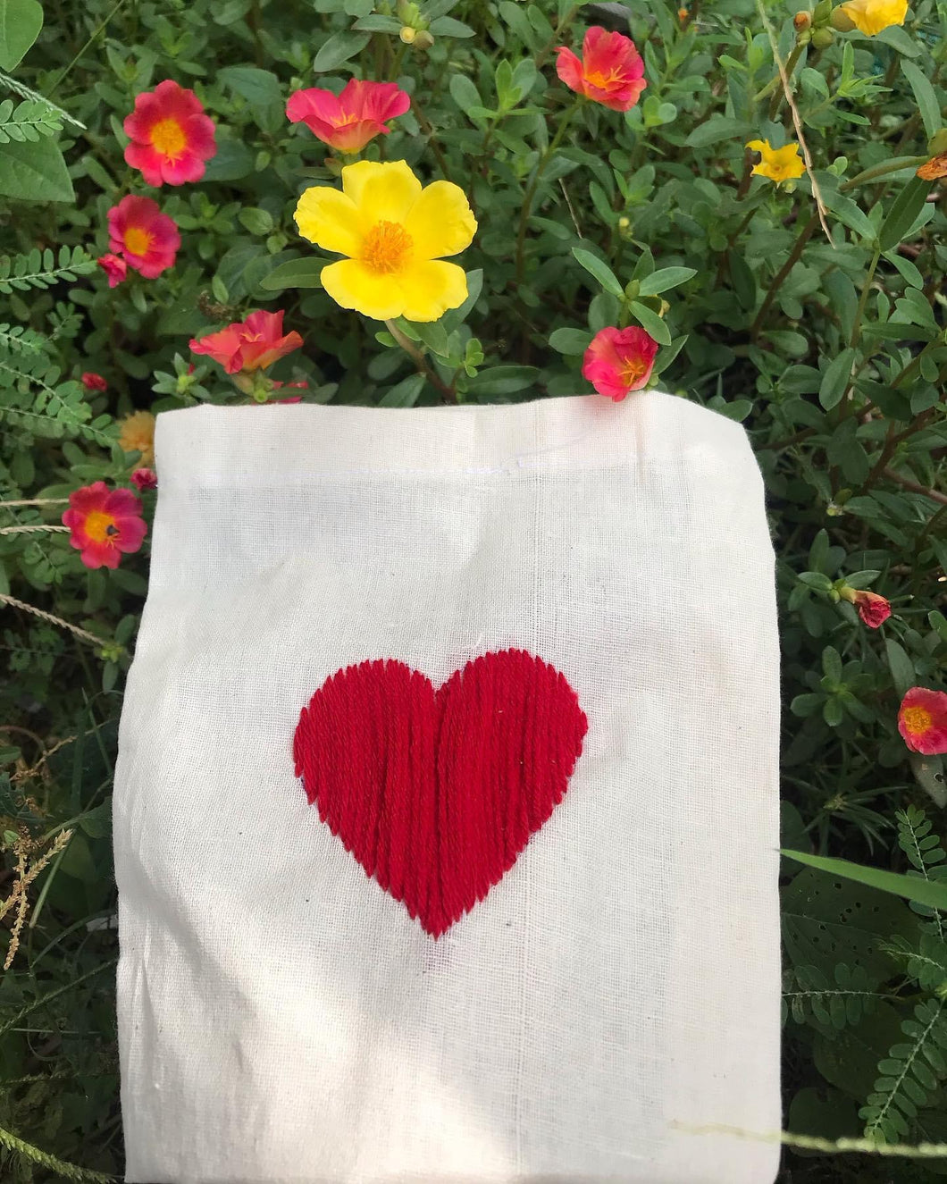 RUNWAY HEART POUCH