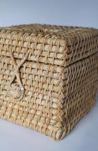 Load image into Gallery viewer, Water Hyacinth Tissue Box Cover
